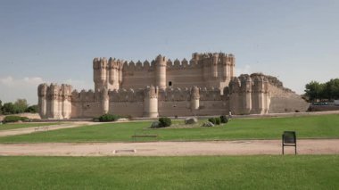 COCA, İspanya - 3 Temmuz 2019: Segovia eyaletindeki Coca Castle 'ın güney manzarası