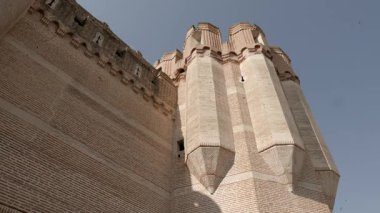 COCA, İspanya - 3 Temmuz 2019: Segovia eyaletindeki Coca Castle 'ın güney manzarası