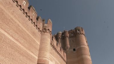 COCA, İspanya - 3 Temmuz 2019: Segovia, İspanya 'daki Coca Castle' ın güney manzarası. Eğil