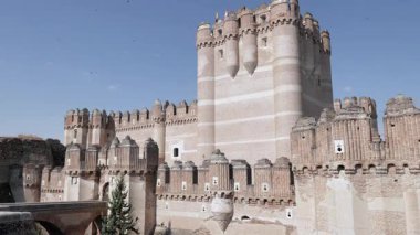 COCA, İspanya - 3 Temmuz 2019: Segovia eyaletindeki Coca Castle 'ın güney manzarası