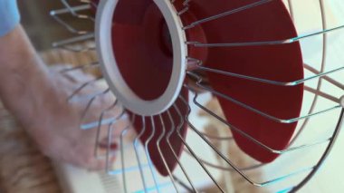 Bir adam yelpazeyi açar, ağır çekimde