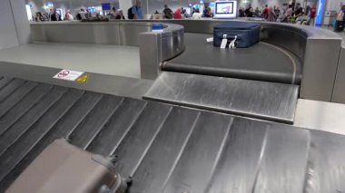 FRANKFURT, GERMANY - 10 Haziran 2019: Frankfurt Uluslararası Havaalanı 'nda bagaj atlıkarıncası