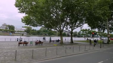 FRANKFURT, GERMANY - 10 Haziran 2019: Frankfurt 'taki Main nehrinin kıyısındaki insanlar