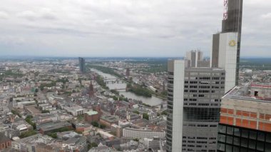 FRANKFURT, GERMANY - 10 Haziran 2019: bulutlu bir günde Frankfurt 'un ana kuleden ufuk çizgisine bakın