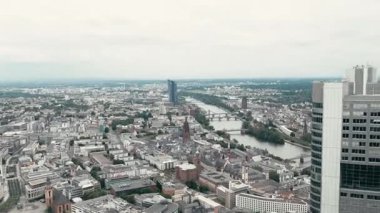 FRANKFURT, GERMANY - 10 Haziran 2019: bulutlu bir günde Frankfurt 'un ana kuleden ufuk çizgisine bakın