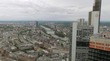 FRANKFURT, GERMANY - 10 Haziran 2019: bulutlu bir günde Frankfurt 'un ana kuleden ufuk çizgisine bakın