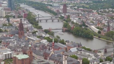 FRANKFURT, GERMANY - 10 Haziran 2019: bulutlu bir günde Frankfurt 'un ana kuleden ufuk çizgisine bakın