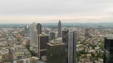 FRANKFURT, GERMANY - 10 Haziran 2019: bulutlu bir günde Frankfurt 'un ana kuleden ufuk çizgisine bakın