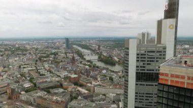 FRANKFURT, GERMANY - 10 Haziran 2019: bulutlu bir günde Frankfurt 'un ana kuleden ufuk çizgisine bakın