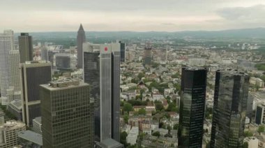 FRANKFURT, GERMANY - 10 Haziran 2019: bulutlu bir günde Frankfurt 'un ana kuleden ufuk çizgisine bakın