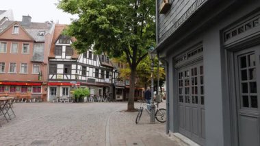 FRANKFURT, GERMANY - 10 Haziran 2019: Şehrin eski kesiminde yarı keresteli evleri olan yaya sokağı