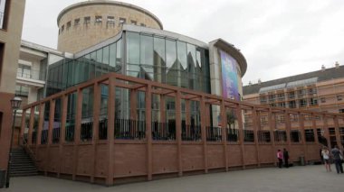 FRANKFURT, Almanya 'nın Frankfurt şehrinde, Frankfurt ve Frankfurt Katedrali arasında yer alan bir sergi salonudur. Schirn hem modern hem de çağdaş sanat eserleri sergiler.