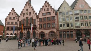 FRANKFURT, GERMANY - 10 Haziran 2019: Romer Frankfurt am Main, Almanya 'nın Altstadt şehrinde bulunan ve şehrin en önemli simgelerinden biri olan bir ortaçağ binasıdır..