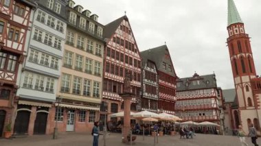 FRANKFURT, GERMANY - 10 Haziran 2019: Romer Frankfurt am Main, Almanya 'nın Altstadt şehrinde bulunan ve şehrin en önemli simgelerinden biri olan bir ortaçağ binasıdır..