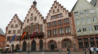 FRANKFURT, GERMANY - 10 Haziran 2019: Romer Frankfurt am Main, Almanya 'nın Altstadt şehrinde bulunan ve şehrin en önemli simgelerinden biri olan bir ortaçağ binasıdır..