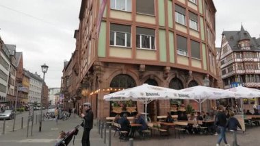 FRANKFURT (Almanca: FRANKFURT, GERMANY - 10 Haziran 2019) Frankfurt am Main, Almanya 'nın Altstadt kentinde bulunan ve şehrin en önemli simgelerinden biri olan bir ortaçağ binasıdır. Pan