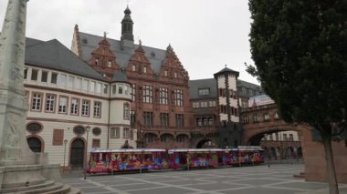 FRANKFURT, GERMANY - 10 Haziran 2019: Renkli turist tramvayı şehrin merkezinde dolaşıyordu