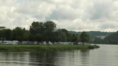 KOBLENZ - GERMANY - 11 Haziran 2019: Moselle nehri ve Ren nehri kenarında kamp