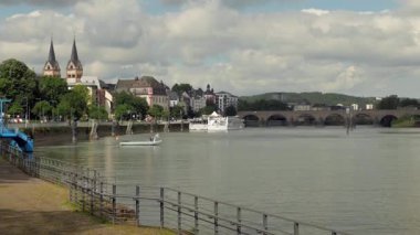 KOBLENZ - GERMANY - 11 Haziran 2019: Rhine ve Moselle nehirlerinin kesişme noktası ve arka plandaki güzel Koblenz kentinin manzarası