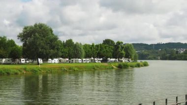 KOBLENZ - GERMANY - 11 Haziran 2019: Moselle nehri ve Ren nehri kenarında kamp
