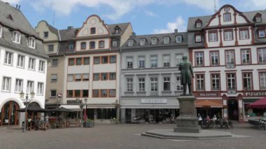 KOBLENZ - GERMANY - 11 Haziran 2019: Koblenz, Almanya 'nın eski kentinde bahar sezonu boyunca Cizvit Platz