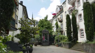 KOBLENZ - GERMANY - 11 Haziran 2019: Brunnenhof Konigspfalz, kendi kuyusu olan tipik bir mahalle terası