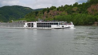 KOBLENZ - GERMANY - 11 Haziran 2019: Ren nehri boyunca Koblenz şehrinden geçen nehir turu