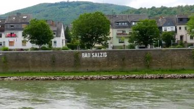 Almanya 'nın Ren Nehri' nde Bad Salzig 'i geçerken