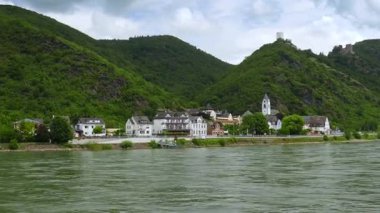 Kamp-Bornhofen 'den geçen Almanya' daki Ren Nehri 'nde seyrüsefer