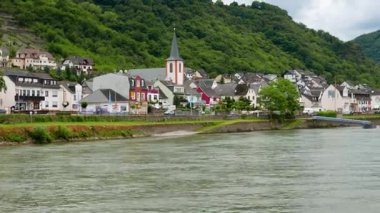 Almanya 'daki Ren Nehri' nin Kestert 'ten geçerken
