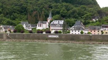 Almanya 'daki Ren Nehri' nde Hirzenach 'ten geçerken