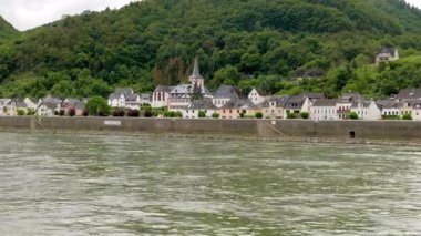 Almanya 'daki Ren Nehri' nde Hirzenach 'ten geçerken