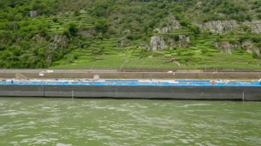 RHINE RERMANY - 11 Haziran 2019: Ren Nehri 'ne giden malları taşıyan mavna.