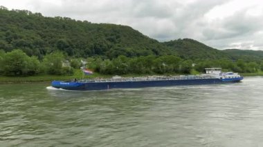 RHINE RERMANY - 11 Haziran 2019: Ren Nehri 'ne giden malları taşıyan mavna.