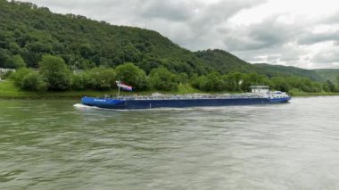 RHINE RERMANY - 11 Haziran 2019: Ren Nehri 'ne giden malları taşıyan mavna.