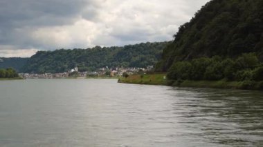 Sankt Goar 'dan geçen Almanya' daki Ren Nehri 'nde seyrüsefer