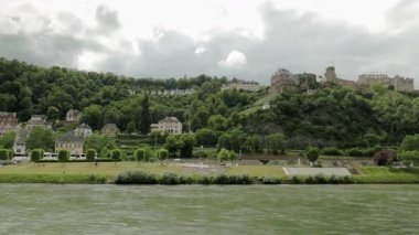 Sankt Goar 'dan geçen Almanya' daki Ren Nehri 'nde seyrüsefer