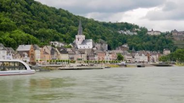 Sankt Goar 'dan geçen Almanya' daki Ren Nehri 'nde seyrüsefer