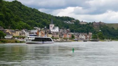 Sankt Goar 'dan geçen Almanya' daki Ren Nehri 'nde seyrüsefer