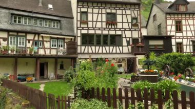 BACHARACH, Almanya - 11 HAZİRAN 2019: Bacahrach sokakları, Almanya. Ren Nehri boyunca geleneksel Alman tarzı mimari. Pan