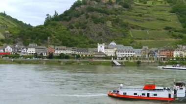 Almanya 'daki Ren Nehri Kaub' dan geçerken