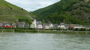 Almanya 'daki Ren Nehri Kaub' dan geçerken