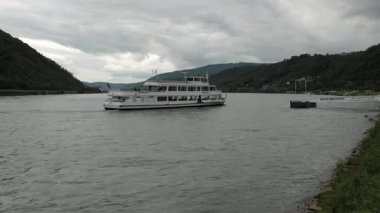 RHINE RIVER, ALMANY - 11 HAZİRAN 2019 Yolcu gemisi Ren Nehri 'nde bir iskeleye yaklaşıyor.