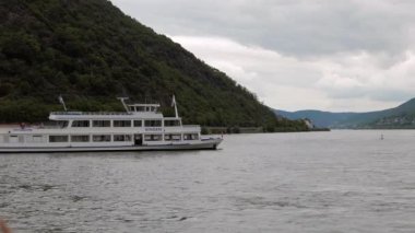 RHINE RIVER, ALMANY - 11 Haziran 2019: Ren nehrinde gün batımında seyir eden yolcu gemisi