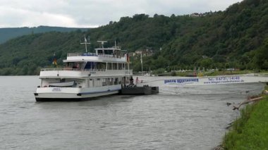 RHINE RIVER, ALMANY - 11 Haziran 2019: Ren nehrinde bir yolcu gemisinden inen yolcular