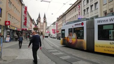 WURZBURG, GERMANY - 12 Haziran 2019: Şehrin ana caddesi, arka planda katedral. Bir tramvay geçiyor.