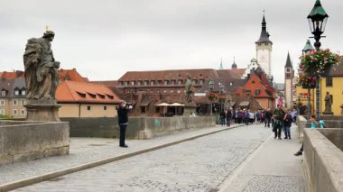 WURZBURG, GERMANY - 12 Haziran 2019: Alte Mainbrucke, Wurzburg 'daki ana nehir üzerindeki eski köprü - Bavyera, Almanya