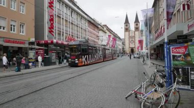 WURZBURG, GERMANY - 12 Haziran 2019: Şehrin ana caddesi, arka planda katedral. Bir tramvay geçiyor.