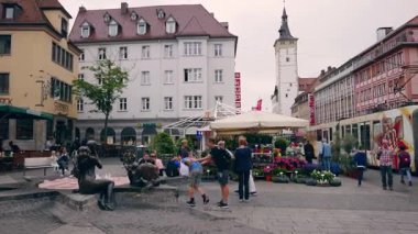 WURZBURG, ALMANY - 12 Haziran 2019: şehrin ana caddesi, belediye binasının arka planı. Bir tramvay geçiyor.
