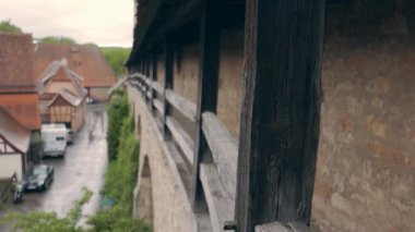 ROTHENBURG OB DER TAUBER, ALMANY - 12 Haziran 2019: Ortaçağ şehir duvarı, seçici odaklanma, uzaklaşma,